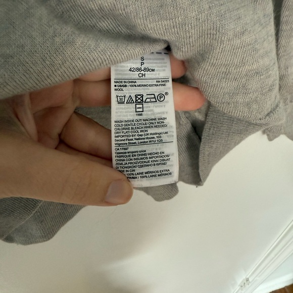 Banana Republic merino wool V-Neck Sweater - Picture 3 of 3